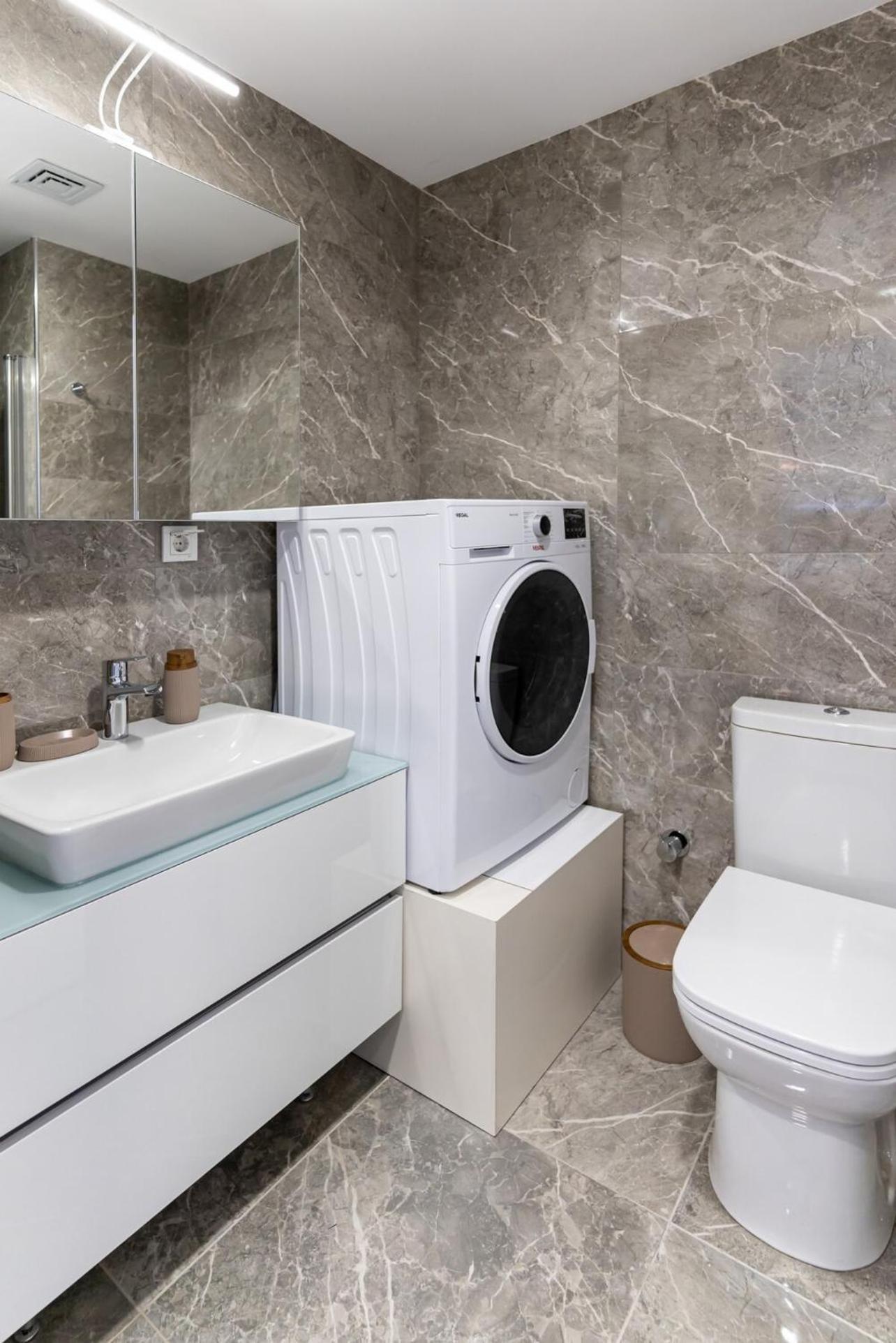 Stylish Urban Apt- Soak Up The City's Vibes